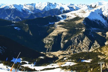 Karla kaplı dağ başında.