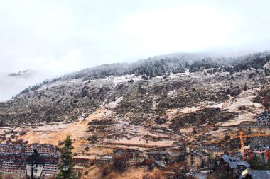 Kışın kayak merkezi.