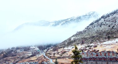 Kışın kayak merkezi.