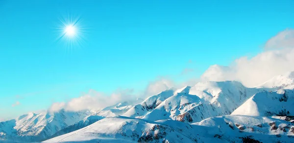 Vintern berg och mulen himmel. — Stockfoto