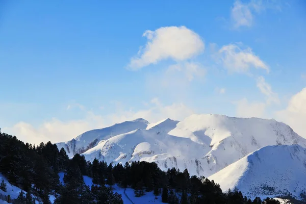 Inverno paisagem montanhosa. Montanha escalada neve . — Fotografia de Stock