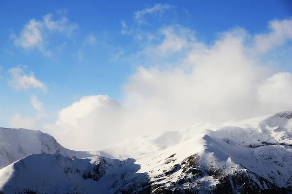 Inverno paisagem montanhosa. Montanha escalada neve . — Fotografia de Stock