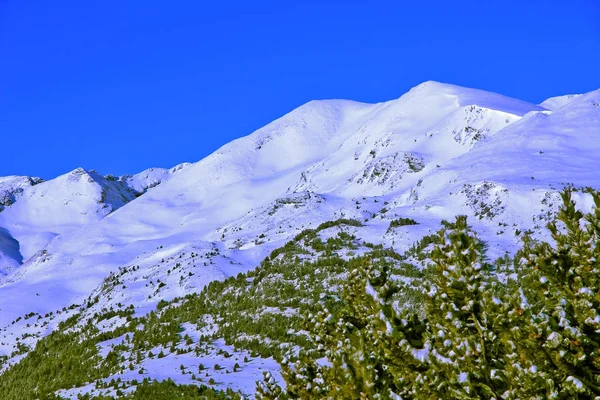 Κορυφές των βουνών που καλύπτονται με χιόνι. — Φωτογραφία Αρχείου