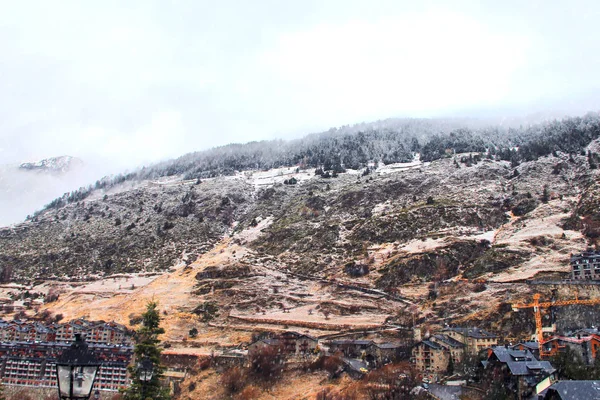 Kışın kayak merkezi.