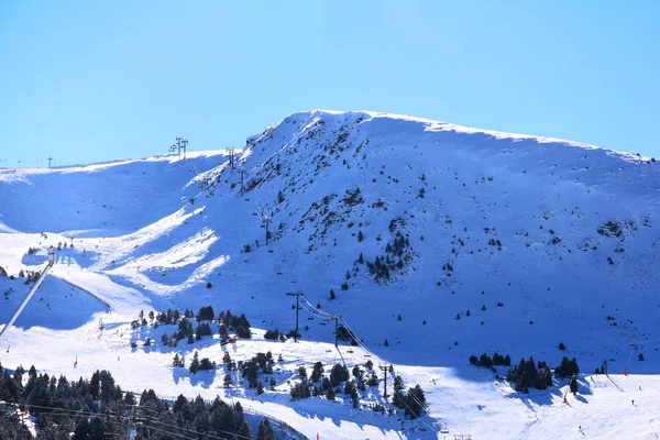 Elevador de esqui na estância de esqui . — Fotografia de Stock