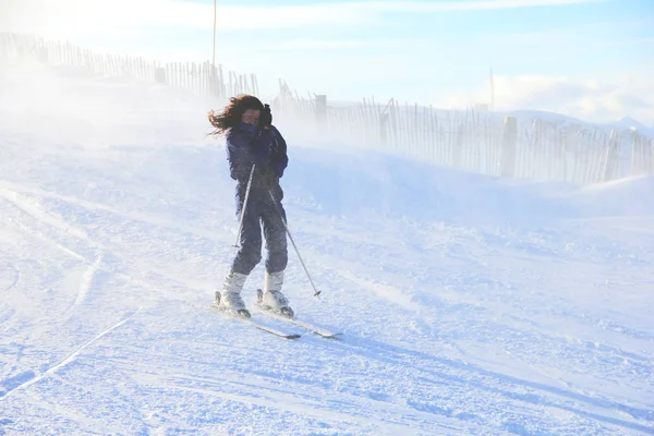 Der Skifahrer in den Bergen inmitten eines Schneesturms. — Stockfoto