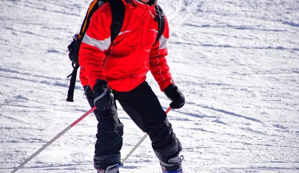 Fundo de esqui, esquiador na bela paisagem da montanha, férias de inverno . — Fotografia de Stock