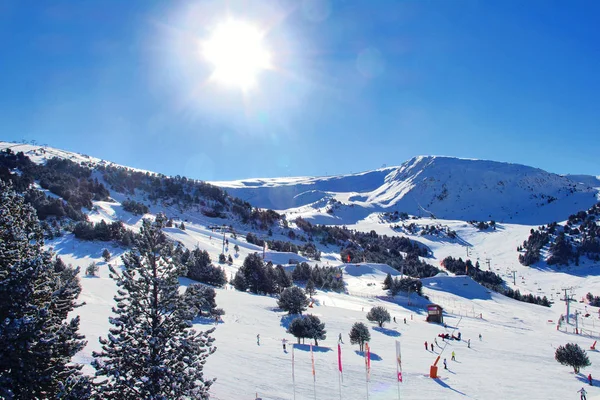 Ośrodek narciarski w słoneczny dzień. — Zdjęcie stockowe