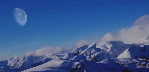 Montanhas de inverno e céu nublado . — Fotografia de Stock