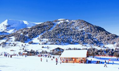 Kışın kayak merkezi
