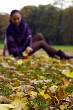 Sarı yapraklar güzel kız portresi