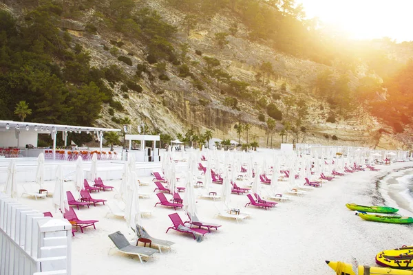 The sun beds on a beach near summer mediterranean resort in  Turkey. — Stock Photo, Image