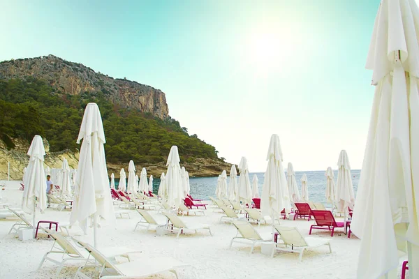 Las tumbonas en la playa cerca del balneario veraniego mediterráneo en Turquía . —  Fotos de Stock