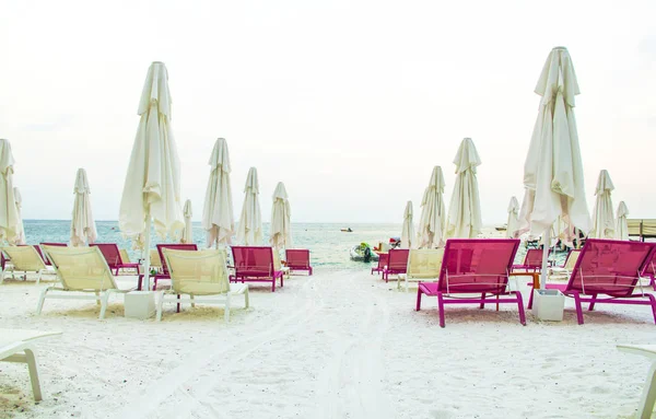 The sun beds on a beach near summer mediterranean resort in  Turkey. — Stock Photo, Image