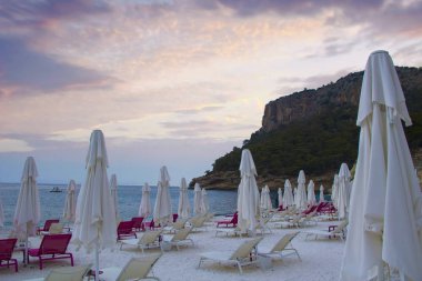 Türkiye'de yaz Akdeniz resort yakınlarındaki bir plajda şezlong. Akşam sahilde.