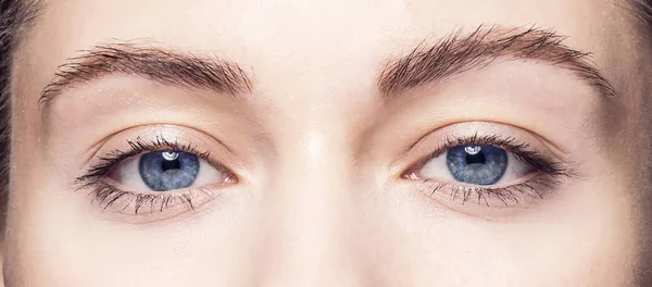 Güzel kadın gözleri kapat.