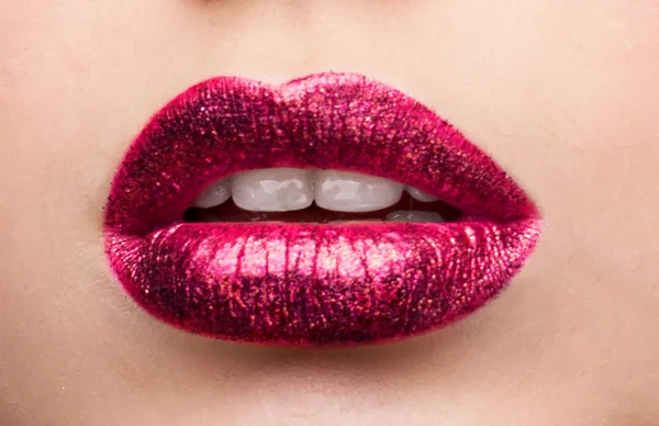 Die Weiblichen Lippen Die Aus Rotem Lippenstift Bestehen — Stockfoto