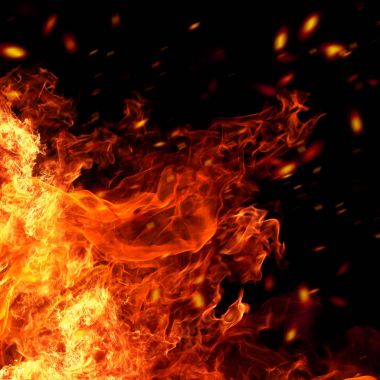  Havada uçan ateş çekim siyah arka plan üzerine yangının neden olduğu fırtına doku kıvılcım.