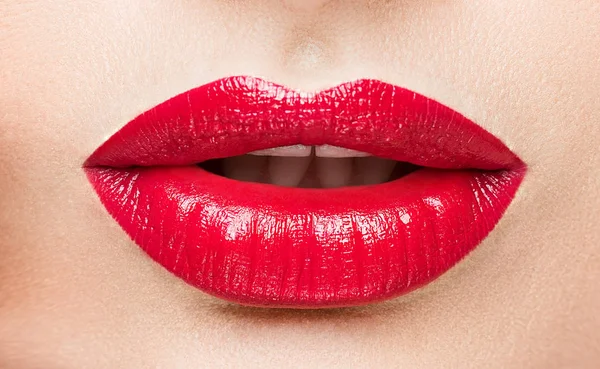 Kobiece Usta Które Składają Się Przez Czerwona Szminka — Zdjęcie stockowe