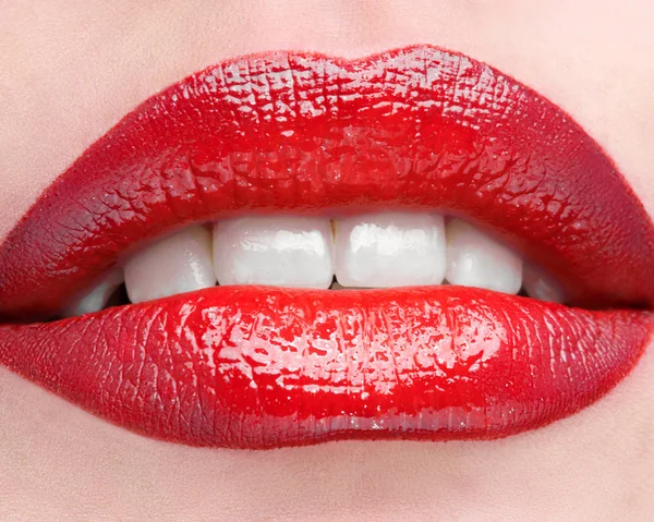 Die weiblichen Lippen, die aus rotem Lippenstift bestehen. — Stockfoto