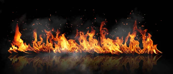 siyah arka plan üzerine alev alev yanan alevler