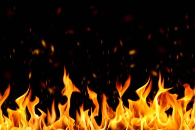 siyah arka plan üzerine alev alev yanan alevler
