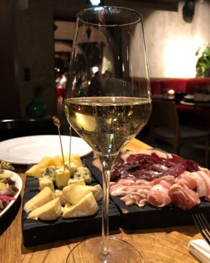 Bir kadeh beyaz şarap. Yakın plan..