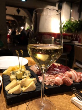 Bir kadeh beyaz şarap. Yakın plan..