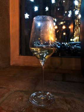 Bir kadeh beyaz şarap. Yakın plan..