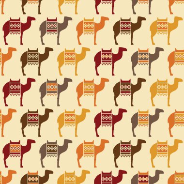 Sırtlarında eyer olan develerden oluşan çok yönlü ve kusursuz bir desen.