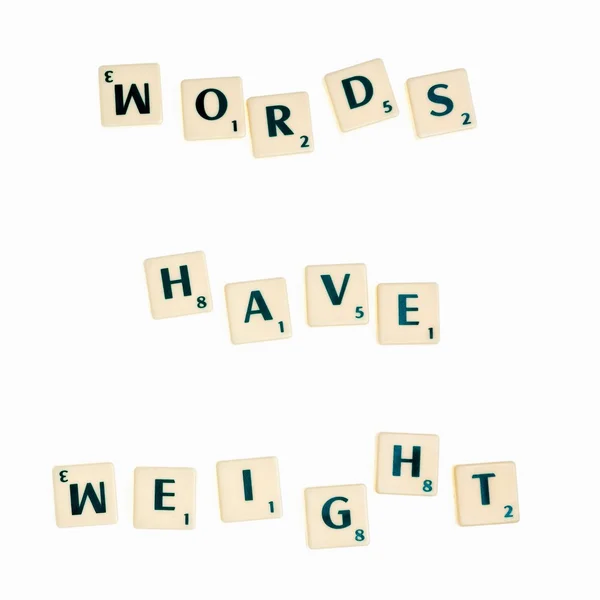 Scrabble fayans harflerle kelimeler oluşturmasına veya Frases