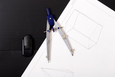 Kağıt sayfası, teknik çizim pusula ve siyah evrak çantası