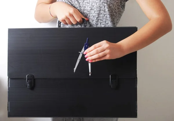 Tutan eller bir teknik siyah evrak çantası