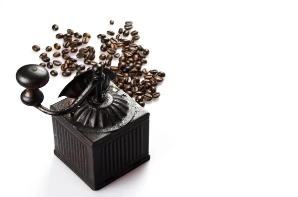 Kapatmak kavrulmuş kahve çekirdekleri beyaz arka plan üzerinde izole EUR tutarında bir