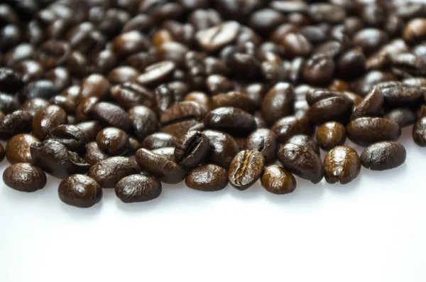 烘培咖啡豆隔离在白色背景上的关闭 图库照片