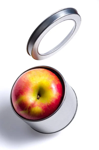 Bir teneke kutu içinde kırmızı elma