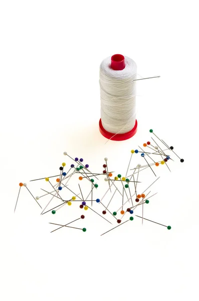 Achtergrond met gekleurde pinnen, wol spool veiligheidsspeld en metaal — Stockfoto