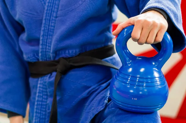 Zamknij się z kobietą w niebieskie Gi Judo, a czarny pas, który jest Trai — Zdjęcie stockowe