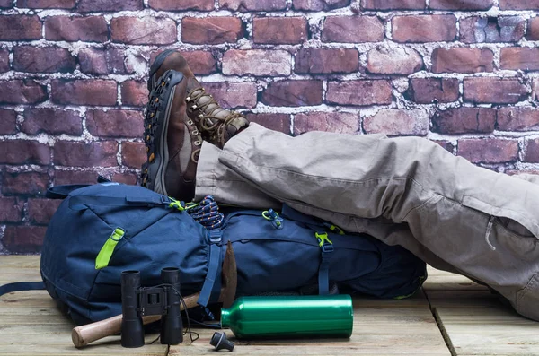 Yakın kadar olan bir doğa yürüyüşü ve dağ için çizmeler giyen kişi