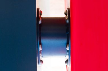 Kırmızı ve mavi boru ile ortak civata bağlantı kutulu