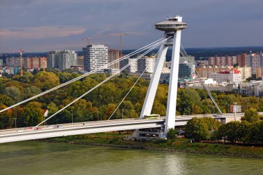 Slovak Ulusal Ayaklanması'ile Ufo lokantayı Tuna Nehri Köprüsü. Bratislava, Slovakya.
