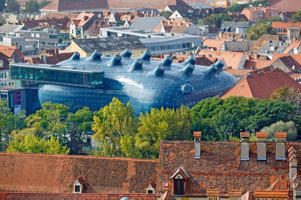 Şehir Özeti Hill ile orta Sanat Müzesi Kunsthaus Schlossberg. Graz, Avusturya.