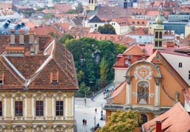 Eski şehir merkezi Graz Schlossberg Hill merdiven--dan görünüm. Graz, Avusturya.