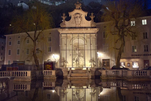 Vista do antigo Horse Well na Praça Kapitelplatz à noite. Salzburgo, Áustria — Fotografia de Stock