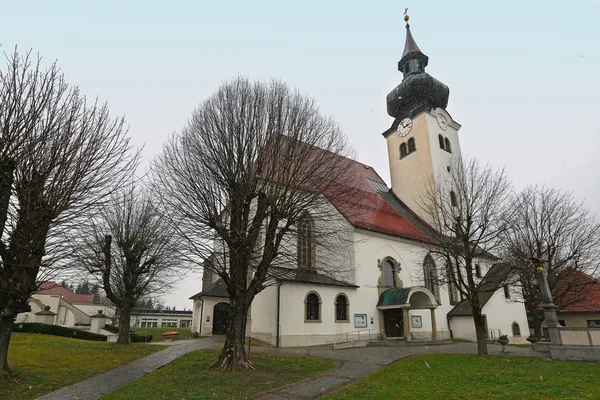 Η ενοριακή εκκλησία του Αγίου Gallus στο Δήμο Schoerfling είμαι Attersee. Άνω Αυστρία. — Φωτογραφία Αρχείου