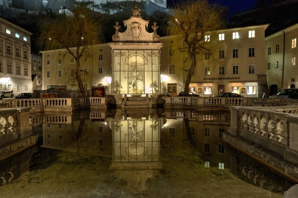 View of the old Horse Well at the Kapitelplatz Square at night. Salzburg, Austria — Stock Photo, Image