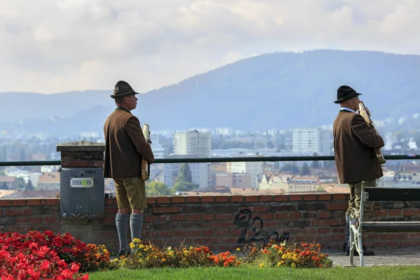 Østrigske skytter i nationaldragter med håndvåben på festivalen på slottet Schlossberg i byen Graz, Østrig . - Stock-foto