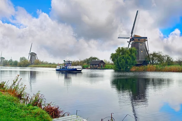 Moulin Vent Hollandais Reflété Dans Eau Ciel Bleu Nuageux
