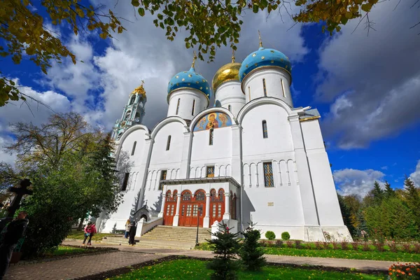 Katedral Dormition içinde St Sergius, Trinity Lavra içinde şehir Sergiev Posad, Moscow region, Rusya Federasyonu. — Stok fotoğraf