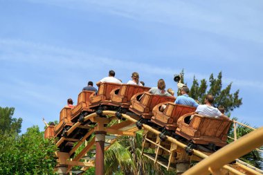 Tami-Tami Tema parkı Port Aventura City Salou, Katalonya, İspanya Sesamoaventura alanında çocuklar için ahşap bir roller coaster.